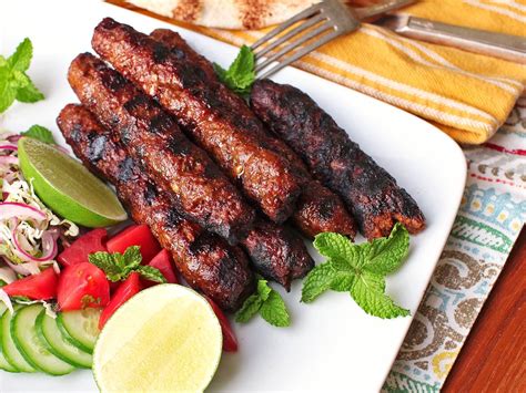  Seekh Kebab: A Symphony of Spiced Ground Meat and Smoky Charring Delight!