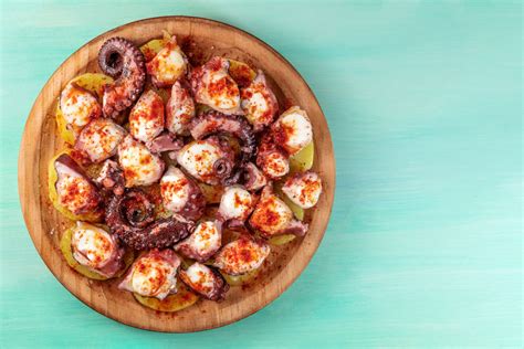 ¿Has probado alguna vez la deliciosa combinación de sabores dulces y salados del Pulpo a la Gallega?  